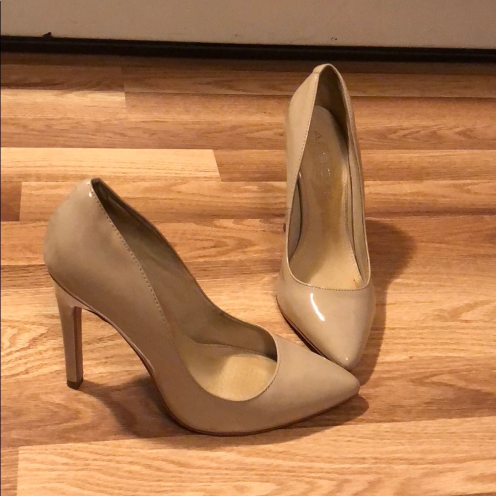 COPY - Nude patent leather pointy heels